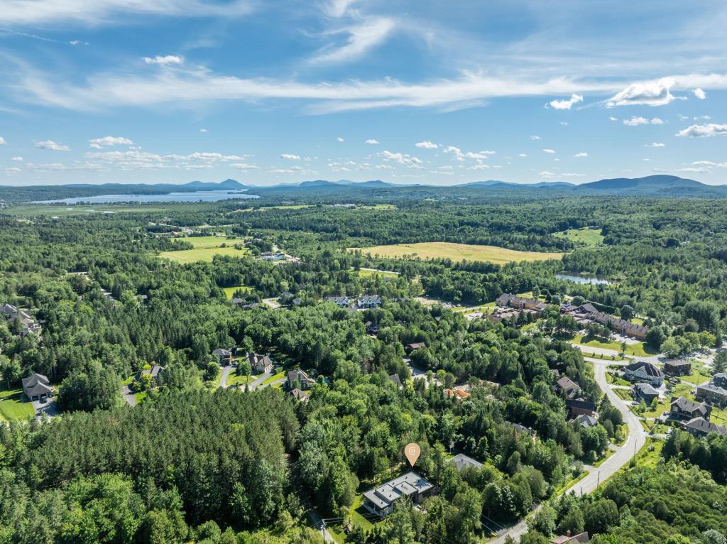 Beauté contemporaine en pleine nature avec vue sur la montagne