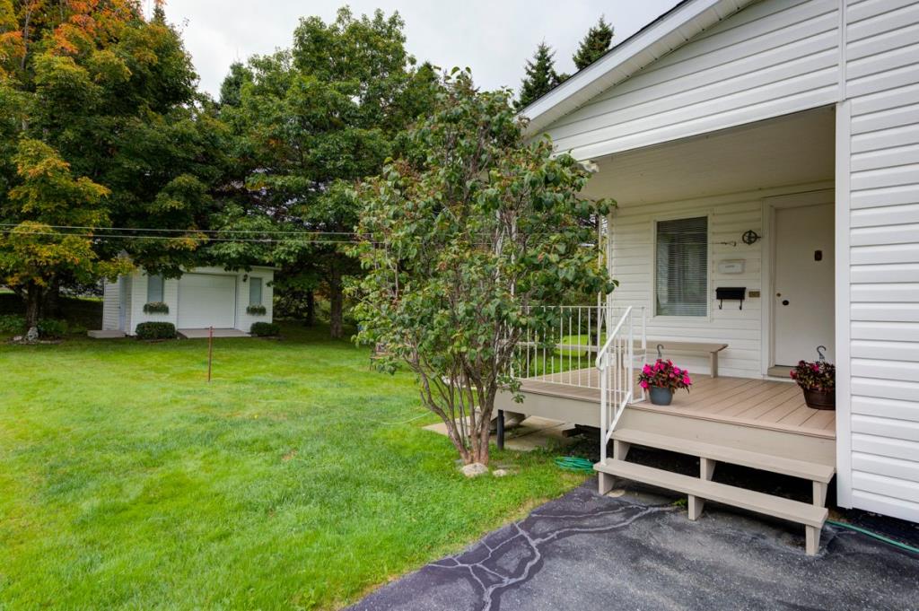 Charmante maison à 129 500 $ avec belle cour intime bordée d'arbres matures