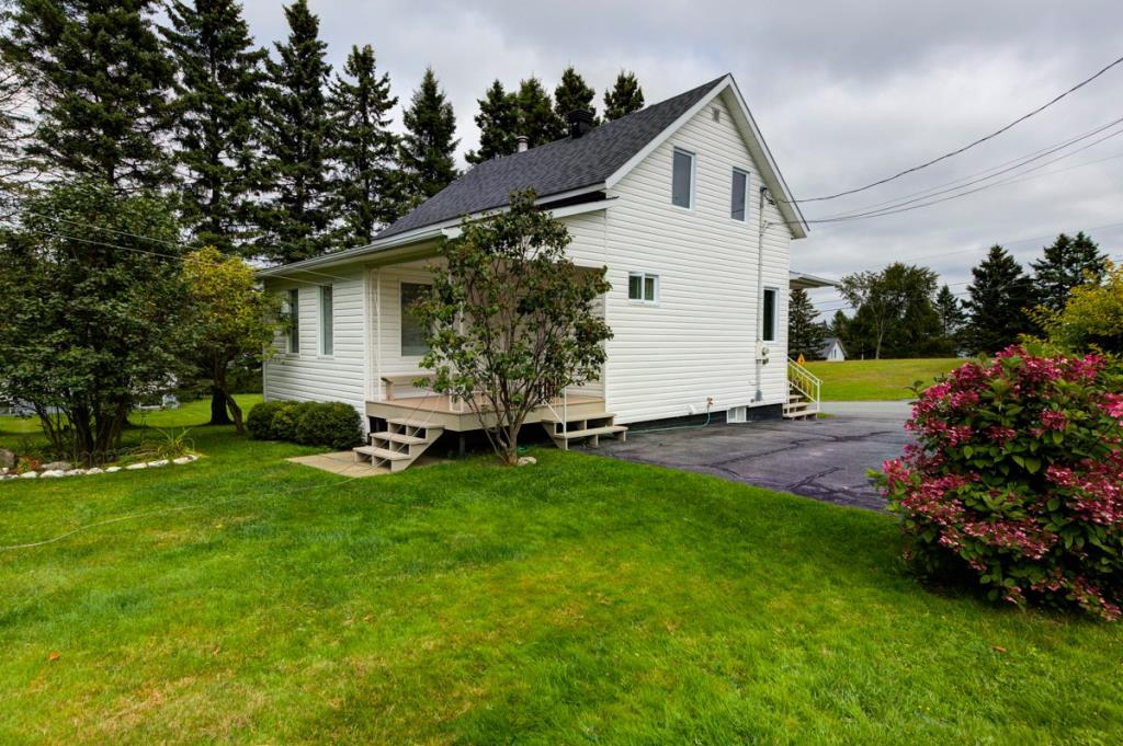 Charmante maison à 129 500 $ avec belle cour intime bordée d'arbres matures