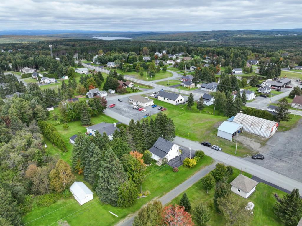 Charmante maison à 129 500 $ avec belle cour intime bordée d'arbres matures