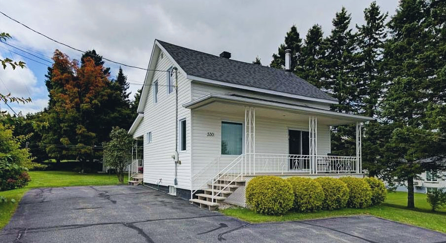 Charmante maison à 129 500 $ avec belle cour intime bordée d'arbres matures