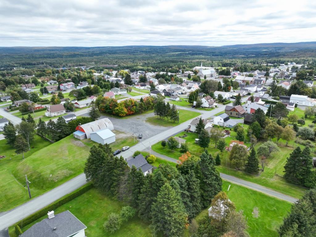 Charmante maison à 129 500 $ avec belle cour intime bordée d'arbres matures