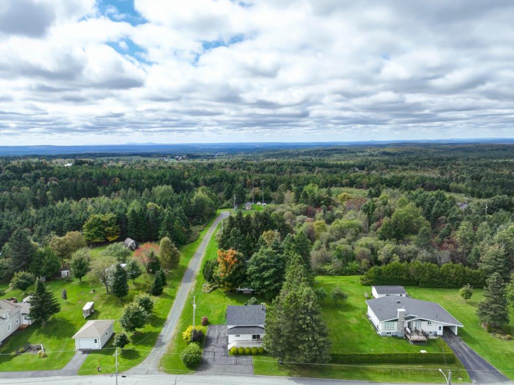 Charmante maison à 129 500 $ avec belle cour intime bordée d'arbres matures