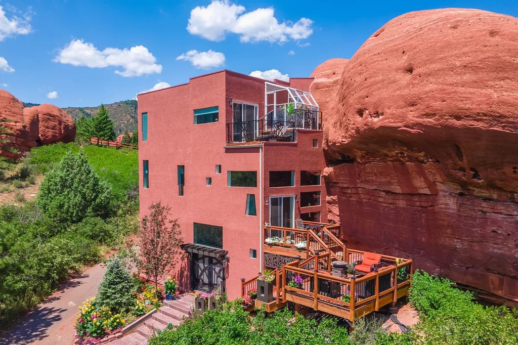 Une maison fusionnée avec rocher rouge vieux de 200 millions d'années offre une expérience de vie digne des Pierrafeu