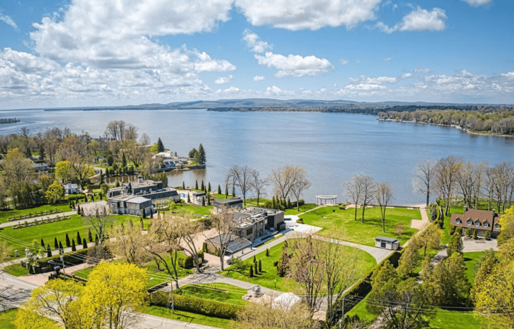 Un luxueux domaine privé près de l'eau à seulement 30 minutes de Montréal