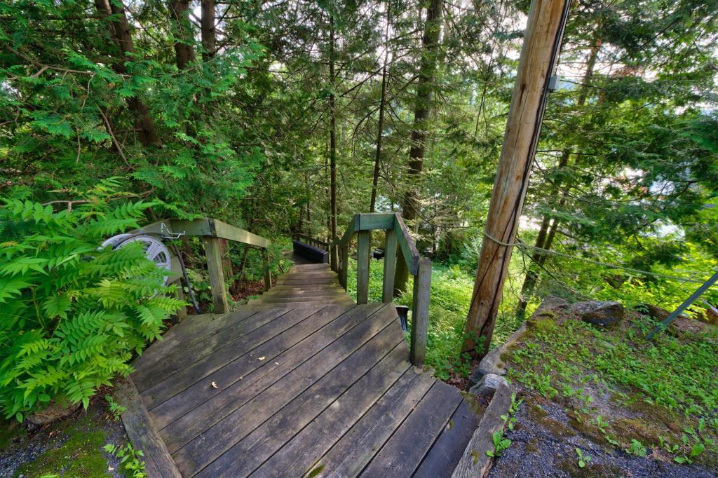 Rare sur le marché! Cottage riverain splendidement rénové et entièrement meublé 