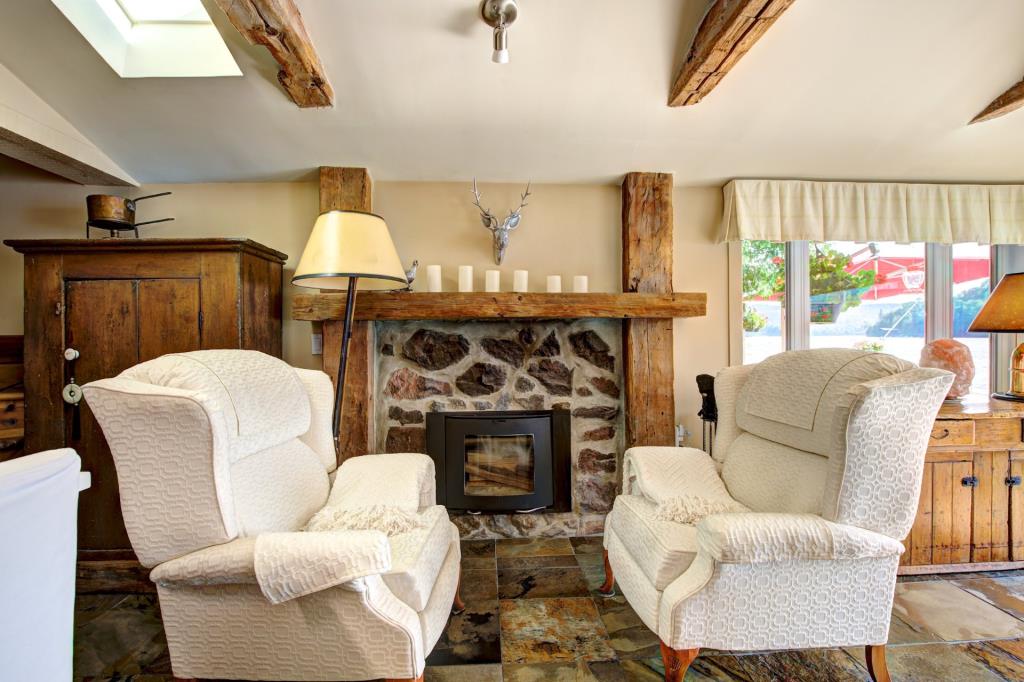 Rare sur le marché! Cottage riverain splendidement rénové et entièrement meublé 