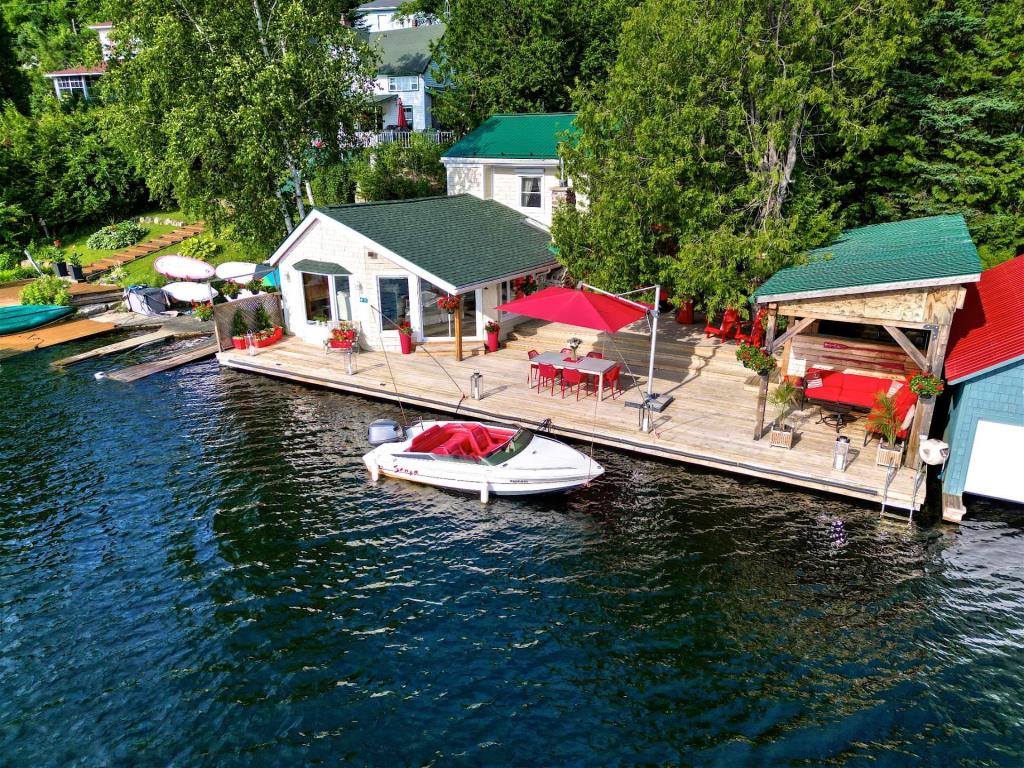 Rare sur le marché! Cottage riverain splendidement rénové et entièrement meublé 