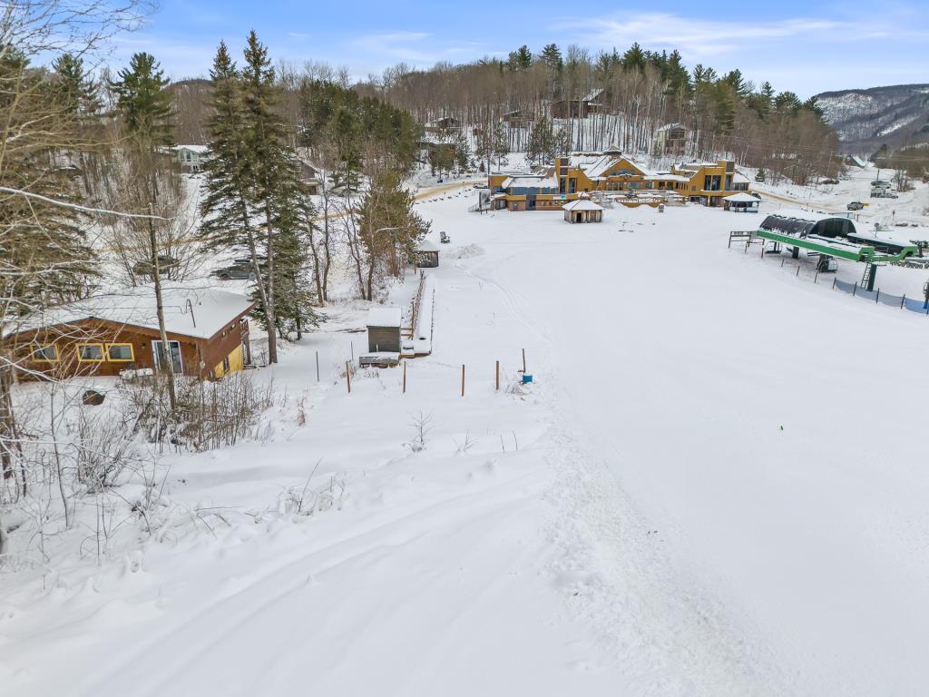 Vendu meublé! Chaleureux refuge au pied de la montagne