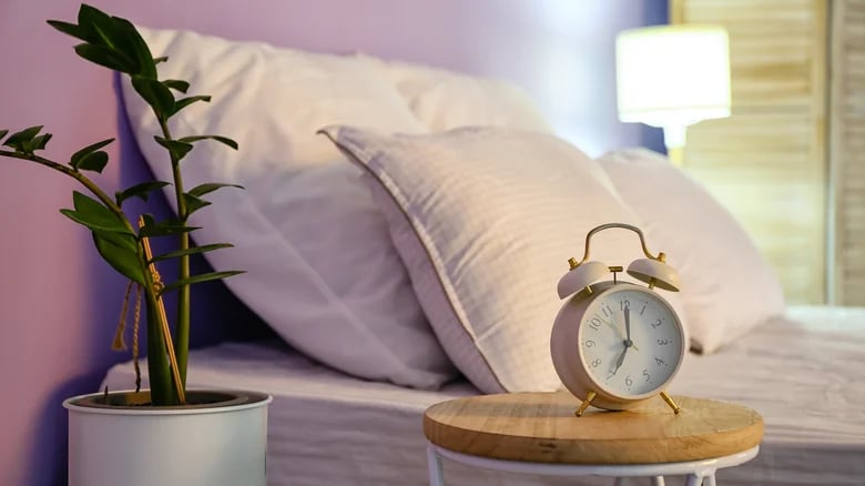 Les 10 meilleures couleurs de murs pour une chambre et 5 à éviter, selon la théorie des couleurs  