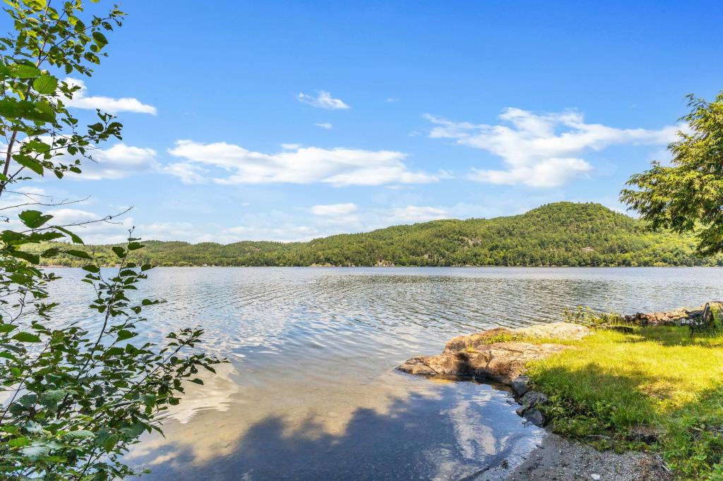 Tout meublé! Coquet chalet paisiblement niché au bout d'une presqu'île