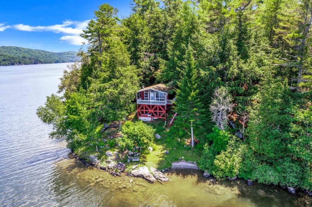 Tout meublé! Coquet chalet paisiblement niché au bout d'une presqu'île