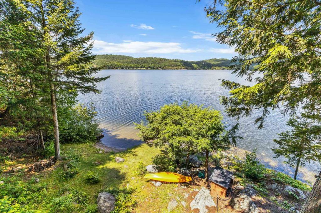 Tout meublé! Coquet chalet paisiblement niché au bout d'une presqu'île