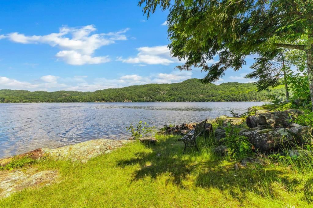 Tout meublé! Coquet chalet paisiblement niché au bout d'une presqu'île