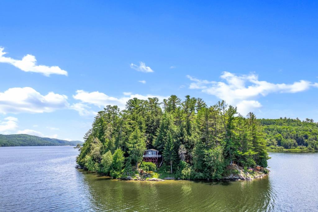 Tout meublé! Coquet chalet paisiblement niché au bout d'une presqu'île