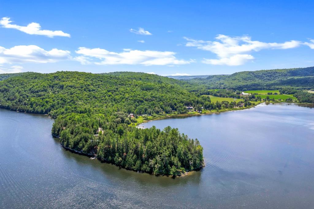 Tout meublé! Coquet chalet paisiblement niché au bout d'une presqu'île