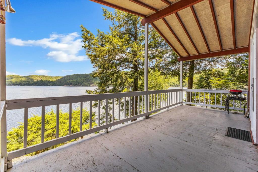 Tout meublé! Coquet chalet paisiblement niché au bout d'une presqu'île