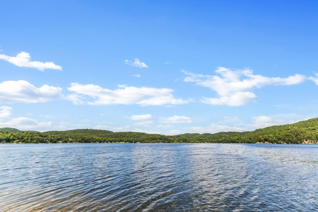 Tout meublé! Coquet chalet paisiblement niché au bout d'une presqu'île