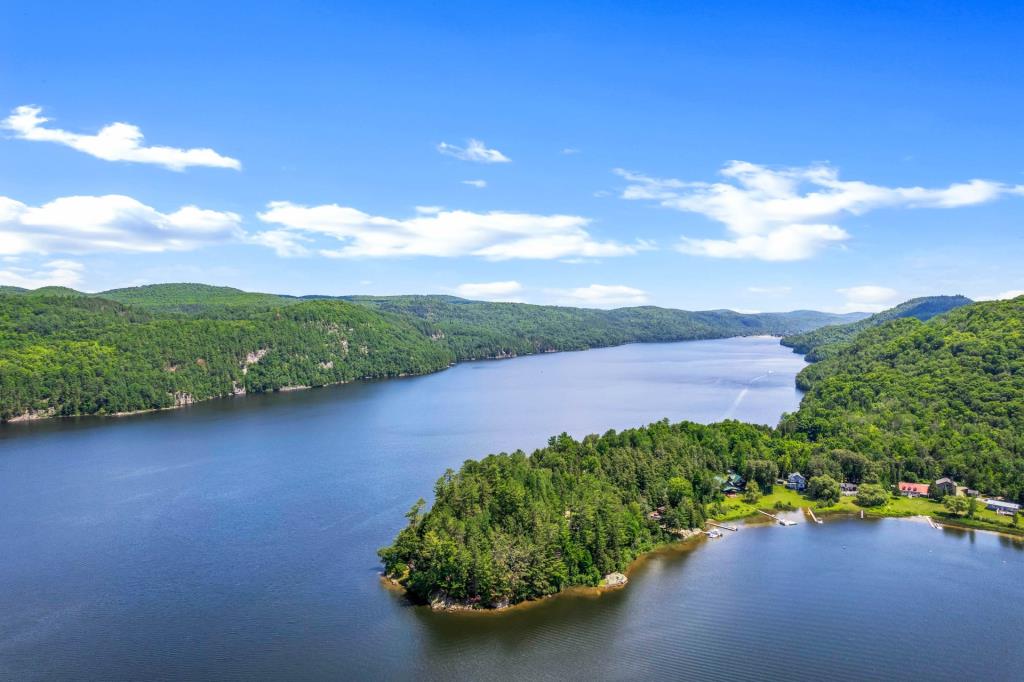 Tout meublé! Coquet chalet paisiblement niché au bout d'une presqu'île