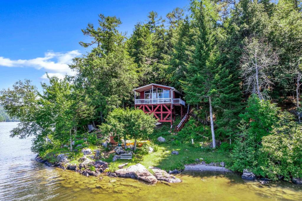 Tout meublé! Coquet chalet paisiblement niché au bout d'une presqu'île