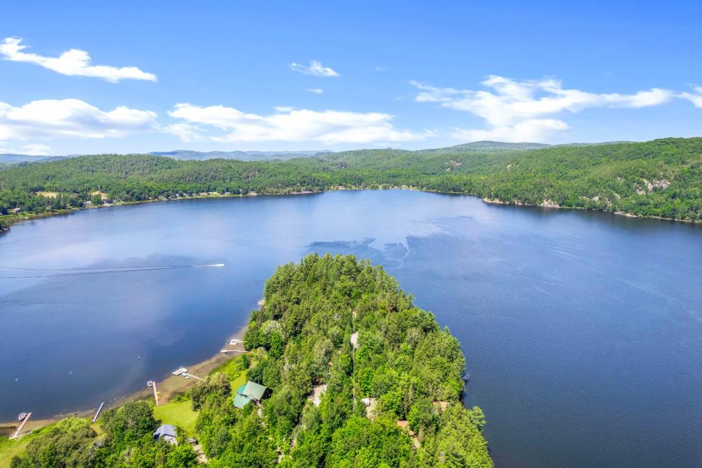 Tout meublé! Coquet chalet paisiblement niché au bout d'une presqu'île