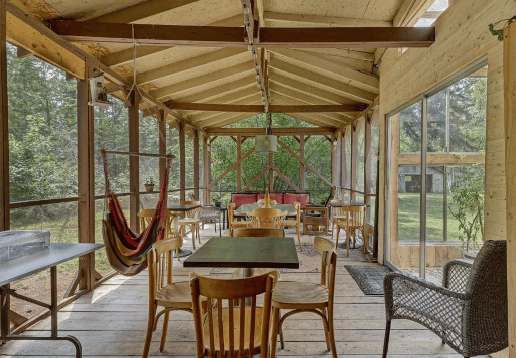 Grande maison avec serre et cachet au coeur de la campagne