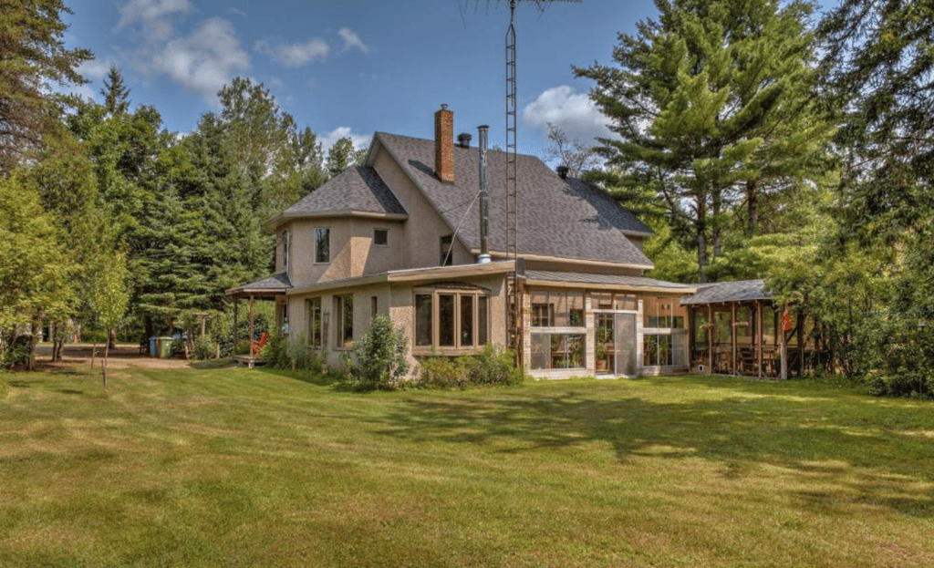 Grande maison avec serre et cachet au coeur de la campagne