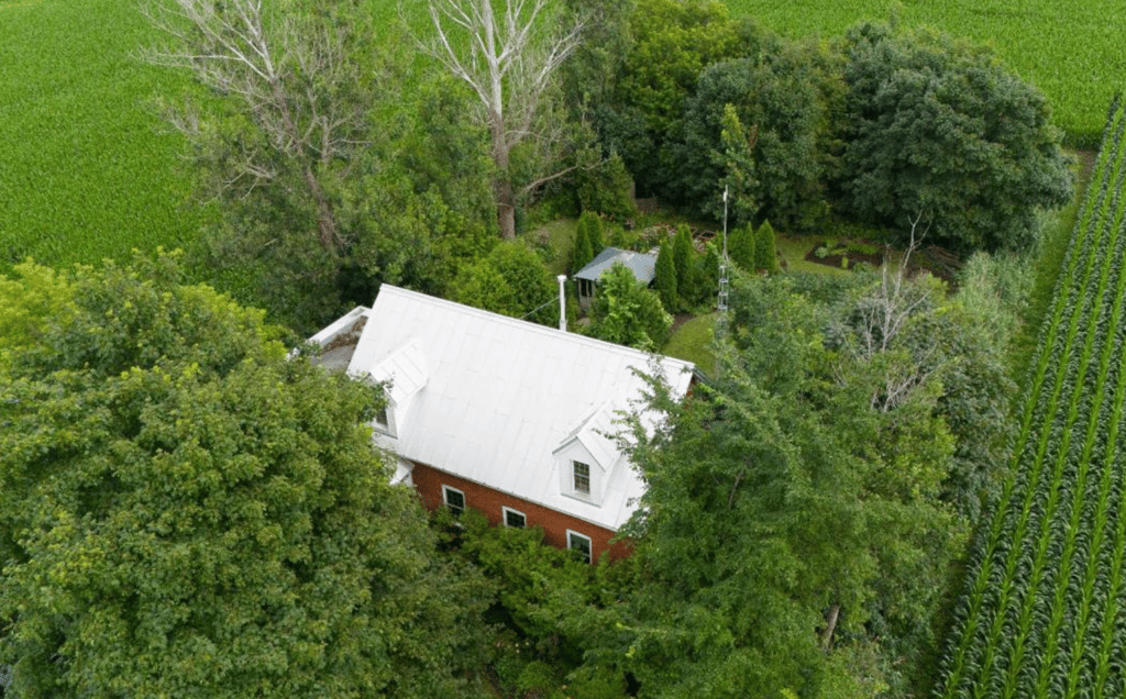 Belle maison d'autrefois dans une ancienne école de rang