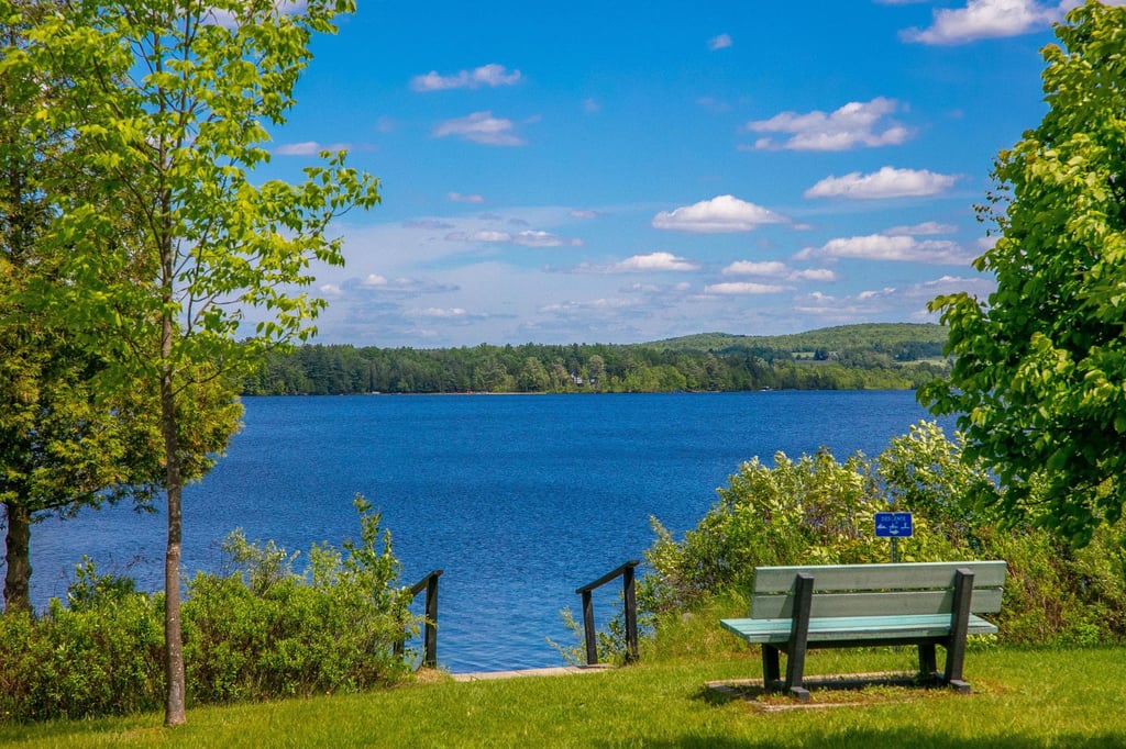 Profitez d’un milieu de vie paisible à quelques pas d’un lac et d’une plage