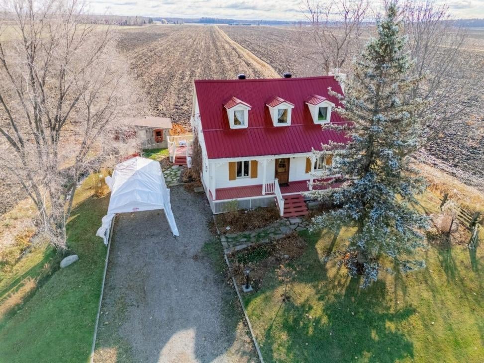 Découvrez l’intérieur ravissant de cette ancienne école de rang transformée en cocon douillet de 340 000 $