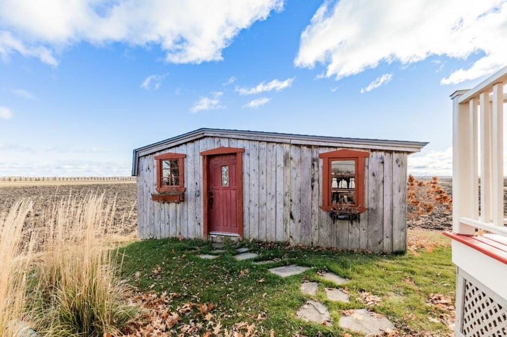 Découvrez l’intérieur ravissant de cette ancienne école de rang transformée en cocon douillet de 340 000 $