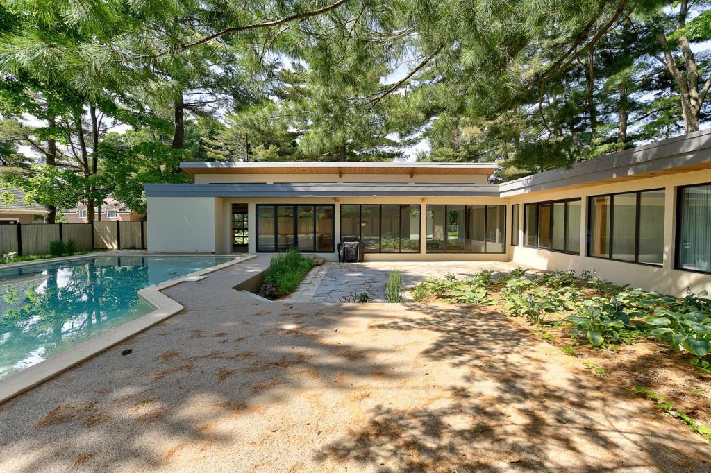 Sauvée de la démolition, cette maison de 1955 fait maintenant sensation