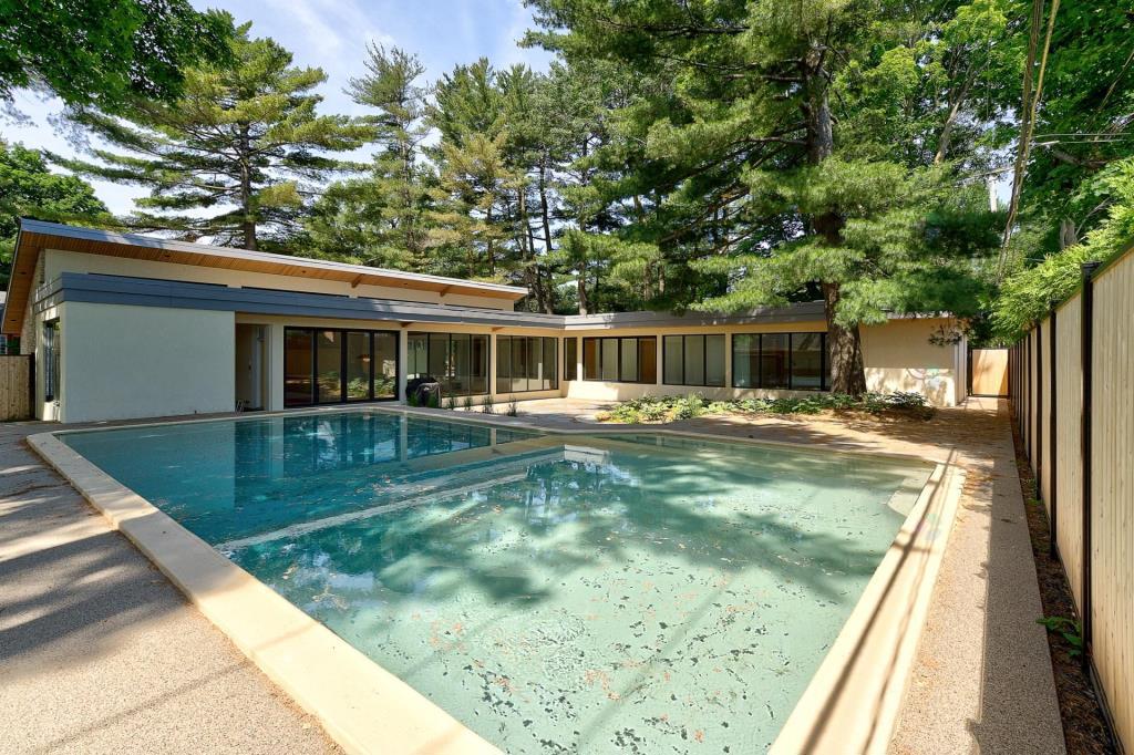 Sauvée de la démolition, cette maison de 1955 fait maintenant sensation