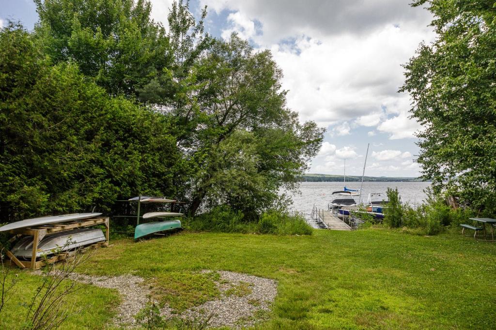 Élégant cottage sur un site boisé intime à 2 pas d'un lac