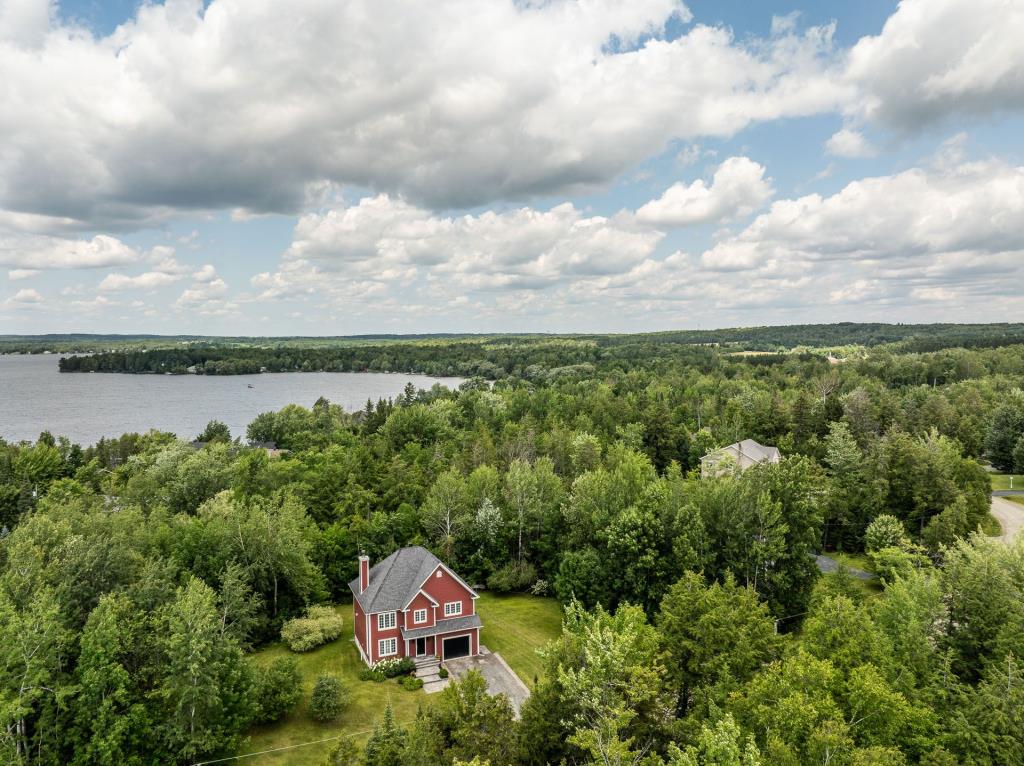 Élégant cottage sur un site boisé intime à 2 pas d'un lac