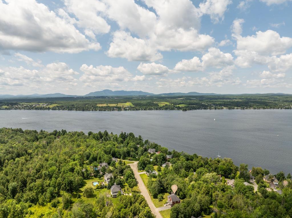 Élégant cottage sur un site boisé intime à 2 pas d'un lac