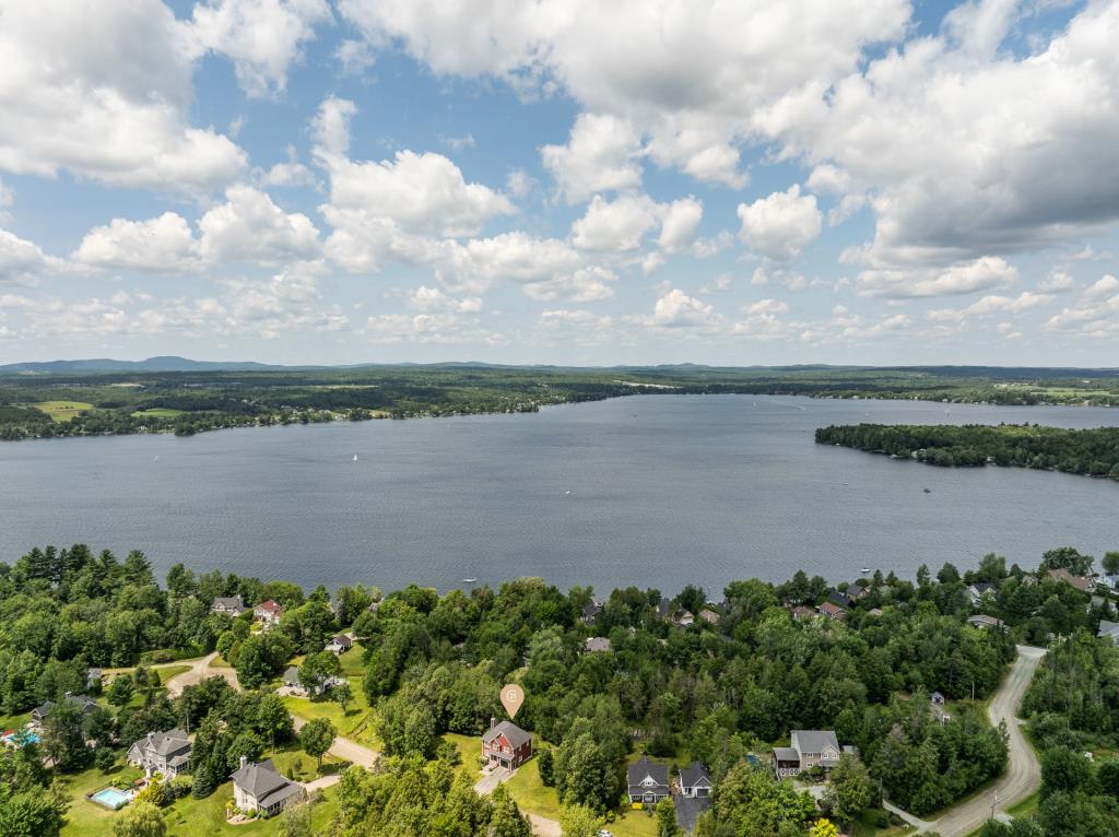 Élégant cottage sur un site boisé intime à 2 pas d'un lac