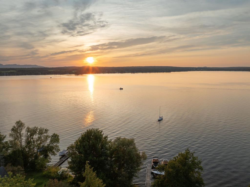 Élégant cottage sur un site boisé intime à 2 pas d'un lac