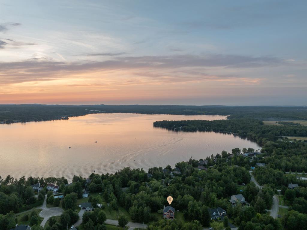 Élégant cottage sur un site boisé intime à 2 pas d'un lac