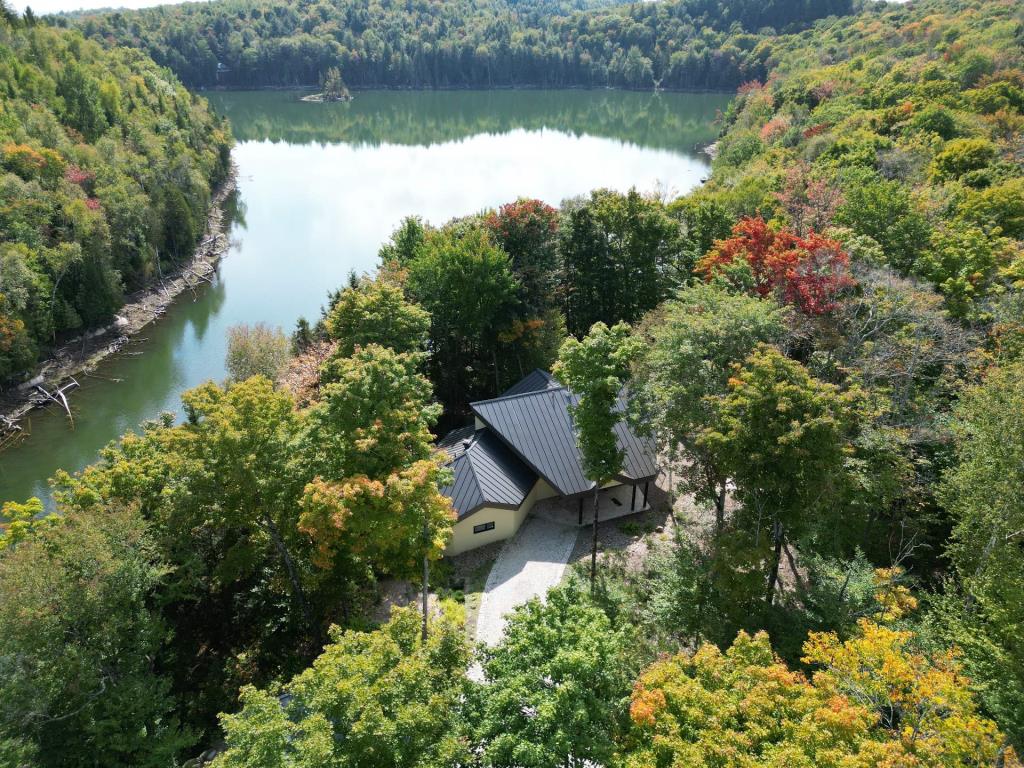 Fascinante propriété au design unique surplombant un lac