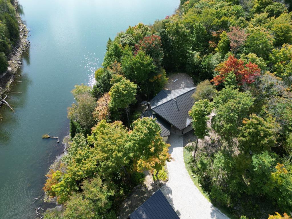 Fascinante propriété au design unique surplombant un lac