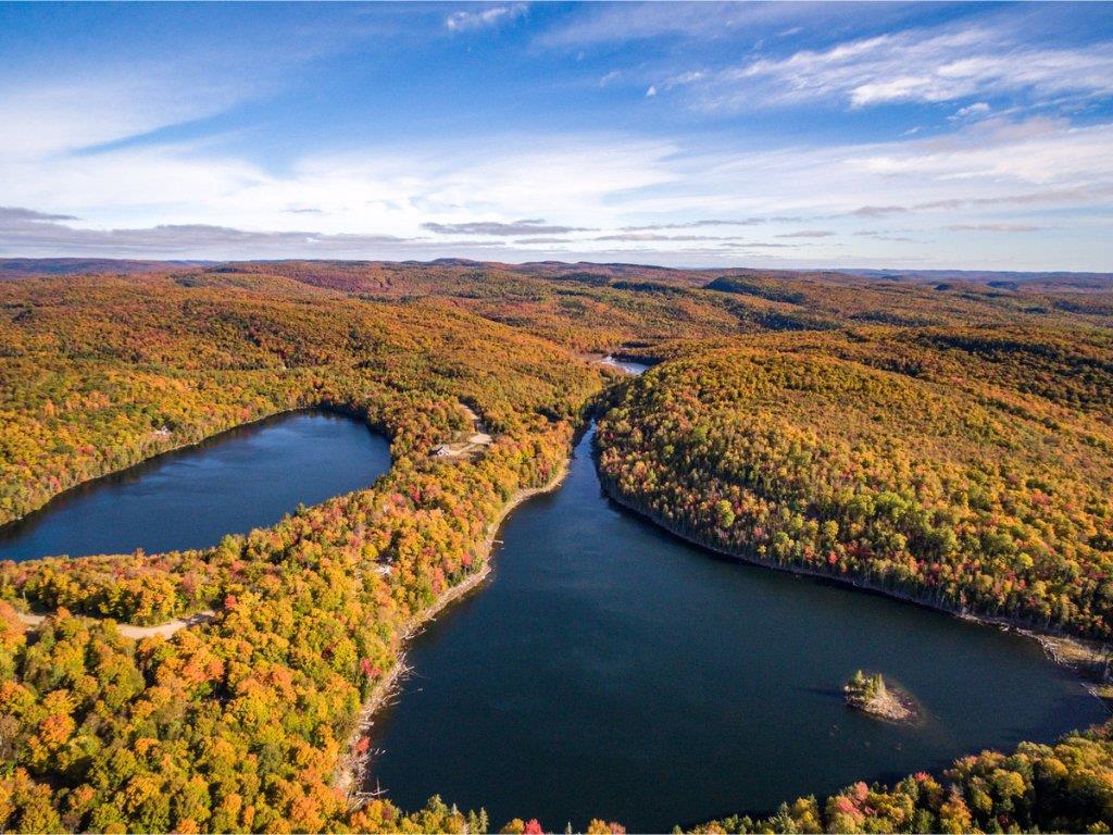 Fascinante propriété au design unique surplombant un lac