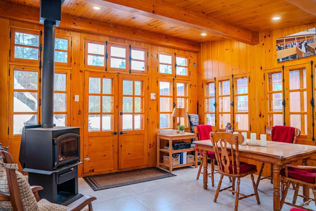 Séduisante maison canadienne au cachet chaleureux nichée au cœur de la forêt