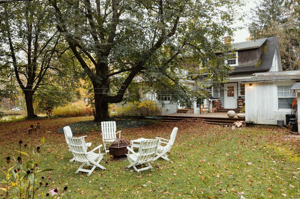 Somptueux cottage de style Cape Cod paisiblement niché à quelques pas d'un lac