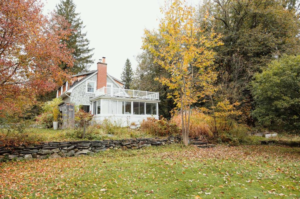 Somptueux cottage de style Cape Cod paisiblement niché à quelques pas d'un lac