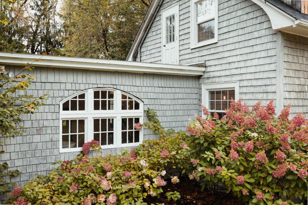 Somptueux cottage de style Cape Cod paisiblement niché à quelques pas d'un lac