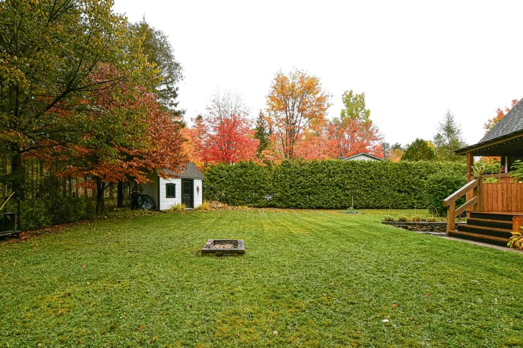 Maison canadienne récemment rénovée s'accompagnant d'une cour tout aussi séduisante