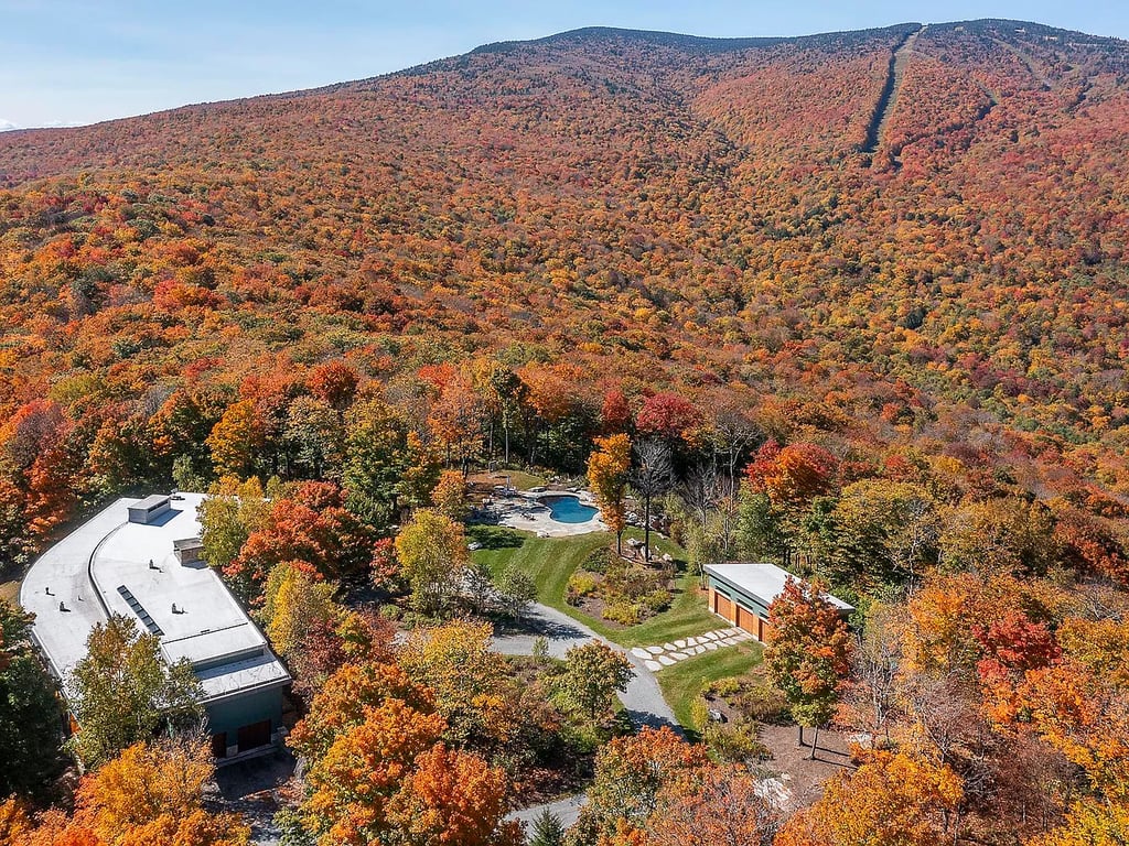 Sanctuaire où l’élégance architecturale rencontre la tranquillité de la montagne 