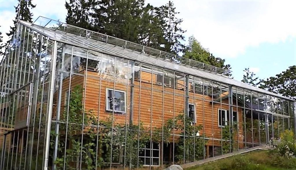 Un couple crée une serre innovante pour maintenir la chaleur de leur maison en hiver