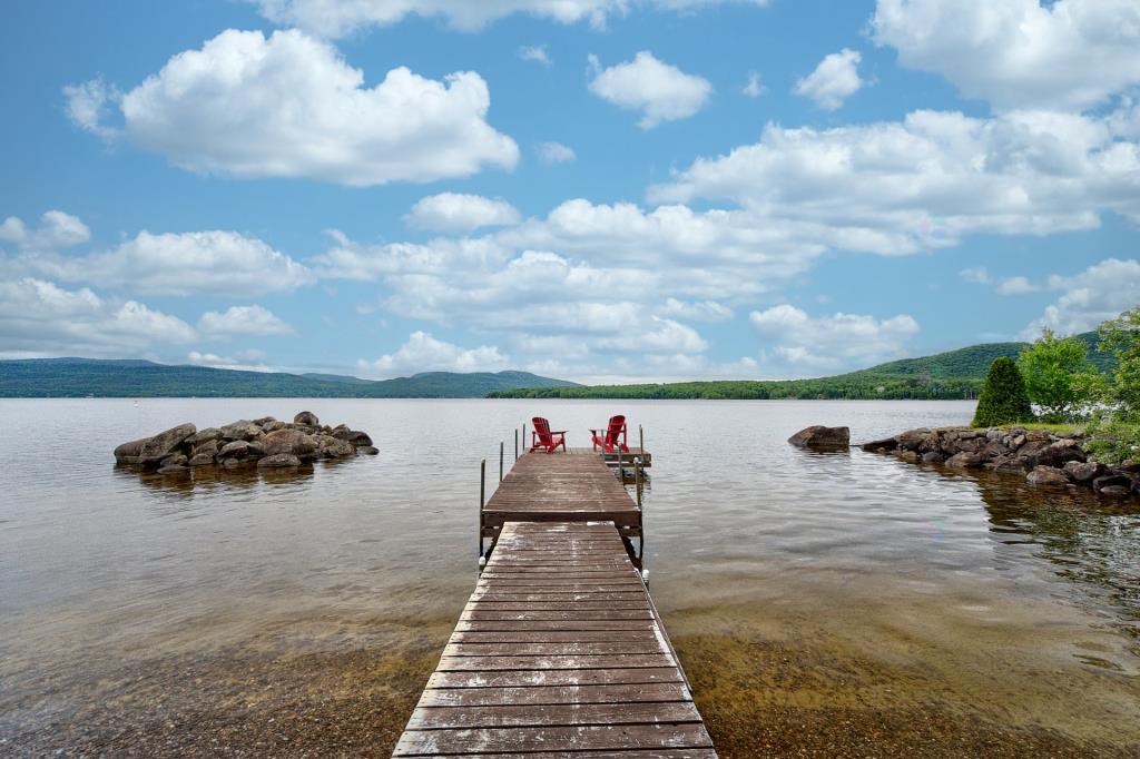 Superbe havre de paix bordant un lac avec petite plage privée